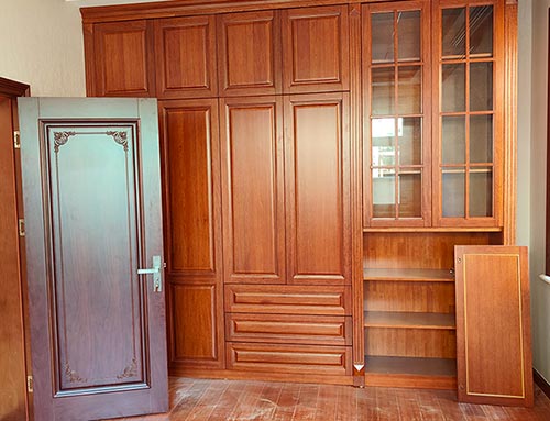 东丽中式家庭装修里定制的实木衣柜效果图